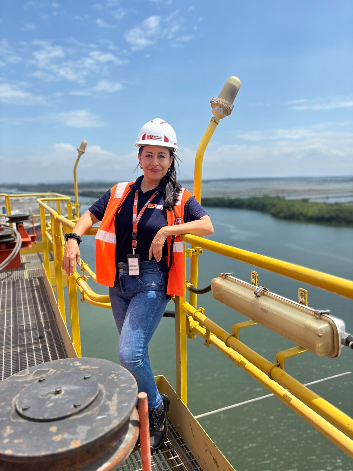 Valeska Ponce en planta industrial — RRHH corporativo